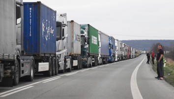Dopravné peklo pred hraničným priechodom Vyšné Nemecké, v rade stojí vyše tisíc kamiónov
