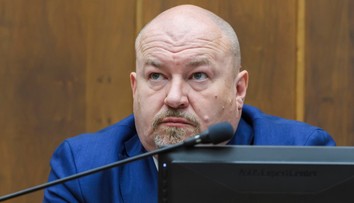 Huliak žiada zmeniť názov poslaneckého klubu SNS, chce tiež podporiť Hlas pri téme šéfa NR SR