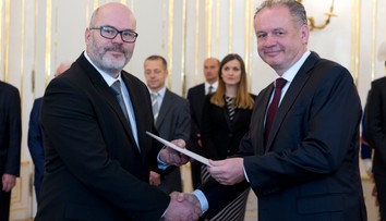 V kaviarni ukradol cenný obraz, všetko zachytila kamera. Dekan Fakulty umení TUKE Tibor Uhrín po škandále odstúpil