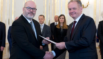 V kaviarni ukradol cenný obraz, všetko zachytila kamera. Dekan Fakulty umení TUKE Tibor Uhrín po škandále odstúpil
