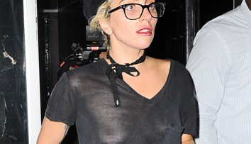 Uff, toto nie je pekný pohľad. Lady Gaga naostro v priesvitnom tričku