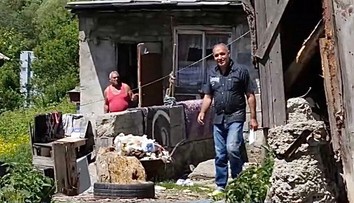 Starý dom museli pre stavbu ekoduktu opustiť, do nového ich nepustia. Rodina nevie, kam má ísť