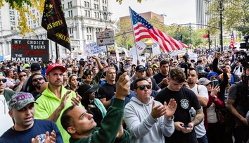 Tisíce zamestnancov mesta New York protestovali proti povinnému očkovaniu