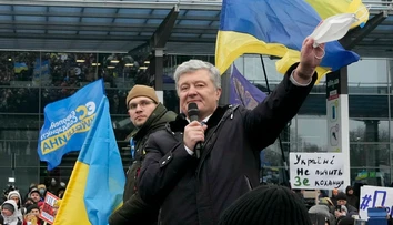Ukrajinského exprezidenta Porošenka budú vyšetrovať na slobode, musí však odovzdať pas