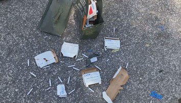 Nezvyčajný nález pri Novákoch: Na ceste ležali špeciálne armádne náboje, ktoré niekomu vypadli z auta