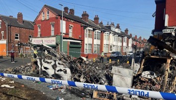 Anglickým mestom Leeds zavládol chaos. Na uliciach horeli autá a protestovali ľudia