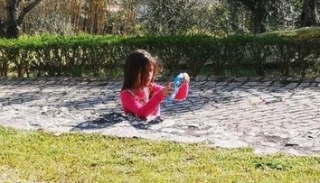 Zaseknuté dievča v chodníku mätie sociálne siete. Uhádnete ten fígeľ?