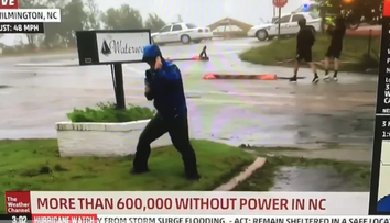 Z reportéra sa smeje celý svet. Pred kamerou bojoval s hurikánom, no skutočnosť bola iná