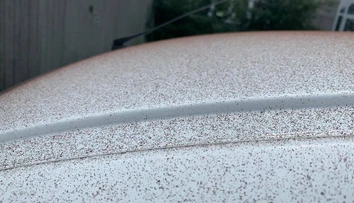 Muž si po príchode k autu pretieral zrak. Na kapotu mu napršalo kakao