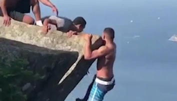 Pre jednu fotku riskoval život. Odvážlivca museli zachraňovať turisti