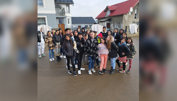 „Smradľaví Rómovia, mali by si robotu hľadať a nie po výletoch chodiť.“ Na deti vo vlaku slovne zaútočili staršie ženy z majority