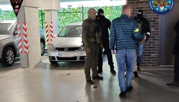 Policajti obvinili troch ľudí pre obchodovanie s dievčatami. Mali ich predávať na sexuálne služby