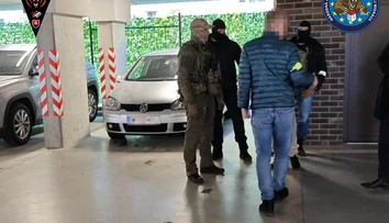 Policajti obvinili troch ľudí pre obchodovanie s dievčatami. Mali ich predávať na sexuálne služby