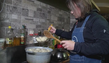 Ján Tribula si v Gruzínsku vyskúšal, ako sa pripravuje obľúbené jedlo horalov