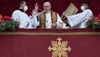 Pápež predniesol tradičné vianočné posolstvo. Okrem dialógu počas pandémie spomenul aj jedno varovanie