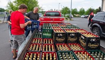 Obyvatelia nemeckého mesta skúpili všetok alkohol a vybabrali tak s neonacistami