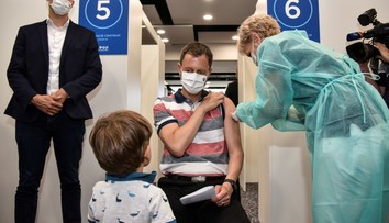 PRIESKUM: Väčšina Slovákov si myslí, že učitelia a zdravotníci by mali byť povinne zaočkovaní