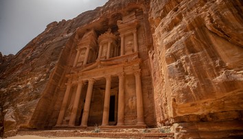 VIDEO: V skalnom meste Petra objavili tajomnú hrobku. Kostra držala pohár pripomínajúci Svätý grál