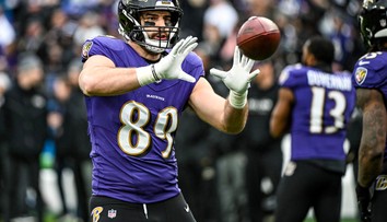 Hviezda NFL ukázala duchaprítomnosť a pomohla žene, ktorá omdlela v lietadle