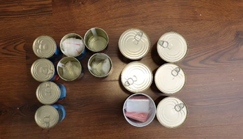 VIDEO: Policajti prekazili drogový biznis mladého Záhoráka. Kokaín balil do konzerv s paradajkami