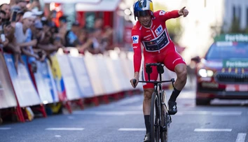 Slovinec Roglič oslavovat štvrtý celkový triumf na Vuelte. Vyrovnal historický rekord Španiela Herasa
