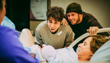 Homosexuálna dvojica túžila po dieťati, porodila im ho mama jedného z nich