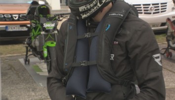 Zachraňujú nielen v autách. Airbagy sú už bežne dostupné aj pre motorkárov