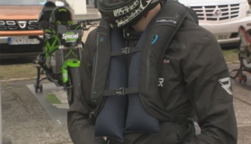 Zachraňujú nielen v autách. Airbagy sú už bežne dostupné aj pre motorkárov