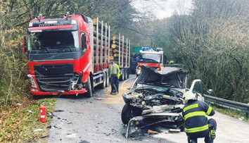 Tragická nehoda za Tisovcom. Auto vpálilo do kamiónu, vodič neprežil (†65)