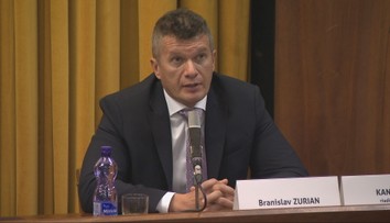 Zurian na policajnej inšpekcii stavia svoj tím. Deviatich funkcionárov preložil na nižšie pozície