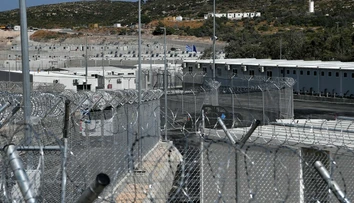 Za bránami nového tábora pre migrantov v Grécku: Ľudskoprávne organizácie ho označili za „väzenie"