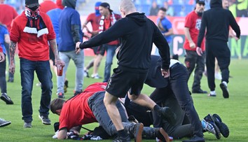VIDEO: Stolička do štúdia i hromadná fanúšikovská bitka. Sparta získala double v „nedôstojnom“ finále