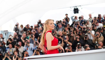Blake Lively v červenom overale. Podprsenku nechala doma