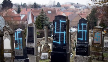 Hroby na židovskom cintoríne posprejovali nacistickými symbolmi