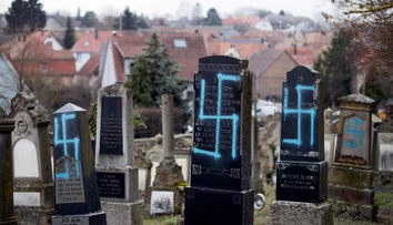 Hroby na židovskom cintoríne posprejovali nacistickými symbolmi