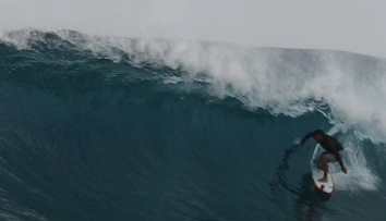 Zomrel tam, kde to miloval. Hviezdnemu surfistovi pretrhla stehennú tepnu vlastná doska
