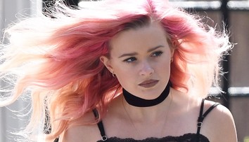 Dcéra slávnej herečky s ružovými vlasmi. Tá podoba je neuveriteľná