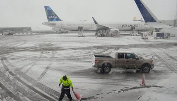 Snehová víchrica spôsobila dopravný chaos, New York zasypal sneh