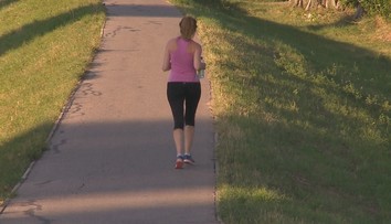 Bežkyňu na hrádzi v Nitre brutálne dobil muž. Útočníkom je údajne podľa polície Ukrajinec (20)