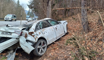 Hrozivá nehoda na Orave. Muž so ženou skončili po tvrdom náraze do stromu v nemocnici