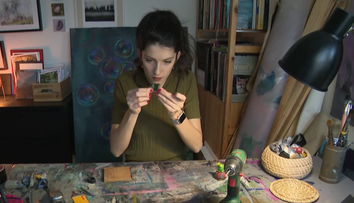 Fotí prostredníctvom jablka či kalkulačky. Anežka tvorí unikátne fotografie