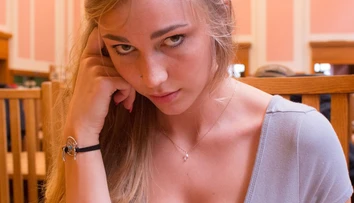 Študentka masturbovala v knižnici, vďaka tomu je z nej teraz pornohviezda