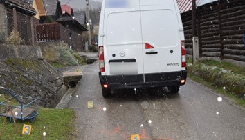 Dodávka pri cúvaní zachytila chodkyňu. Žena (†64) zraneniam podľahla