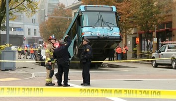 Dopravnú špičku Pittsburghu ochromilo zrútenie cesty, odniesol si to autobus