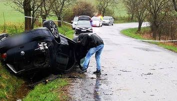 Pri Rimavskej Sobote havarovali na VW Golf bratia. Prežil len ten mladší 16-ročný