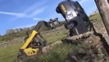 VIDEO: Farmár sa radikálne vysporiadal s mužom parkujúcim na jeho pozemku