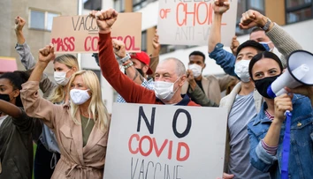 Lekári antivaxeri si zorganizovali summit. Rozniesli medzi sebou koronavírus