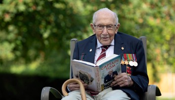 Slávny veterán Tom Moore (100), ktorý vyzbieral milióny pre zdravotníkov, má koronavírus