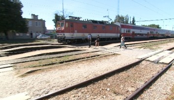 Ľudia stále prebiehajú cez koľajnice a ignorujú predpisy. Zbytočne riskujú život