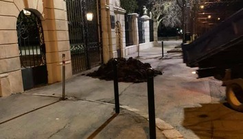 Aktivitisti na čele s Jurajom Draxlerom vysypali pred úradom vlády hnoj